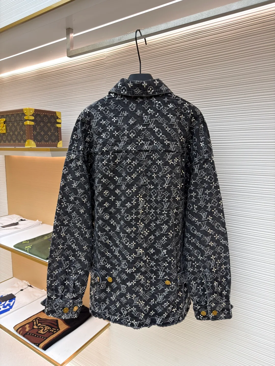 LOUIS VUITTON Presbyopia rhinestone jacquard denim jacket ●Original version: purchased and developed by 96009 ●Item number: 1681011-C55 ●Fabric: denim fabric ●Technology: jacquard rhinestone production ●Version: fitted version ●Weight: about 1475 grams ●Size: 46-48-50-52 ●Description: The fabric is sewn from denim, with a Monogram jacquard pattern printed all over, and diamond decorations using hot-drilling techniques to form the brand’s classic pattern. The waist is distressed and flocked leather, and the hardware is molded. The overall routing is straight and delicate, the fabric is comfortable and soft, and the color is consistent without color difference. It can be matched with the same style to create a fashionable look and control various occasions. Customized accessories, complete with three standards, the same style for men and women.